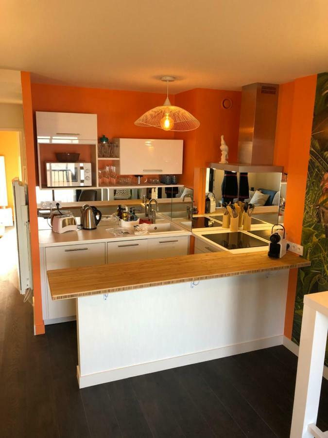 Emeraude, Pleine Vue De *