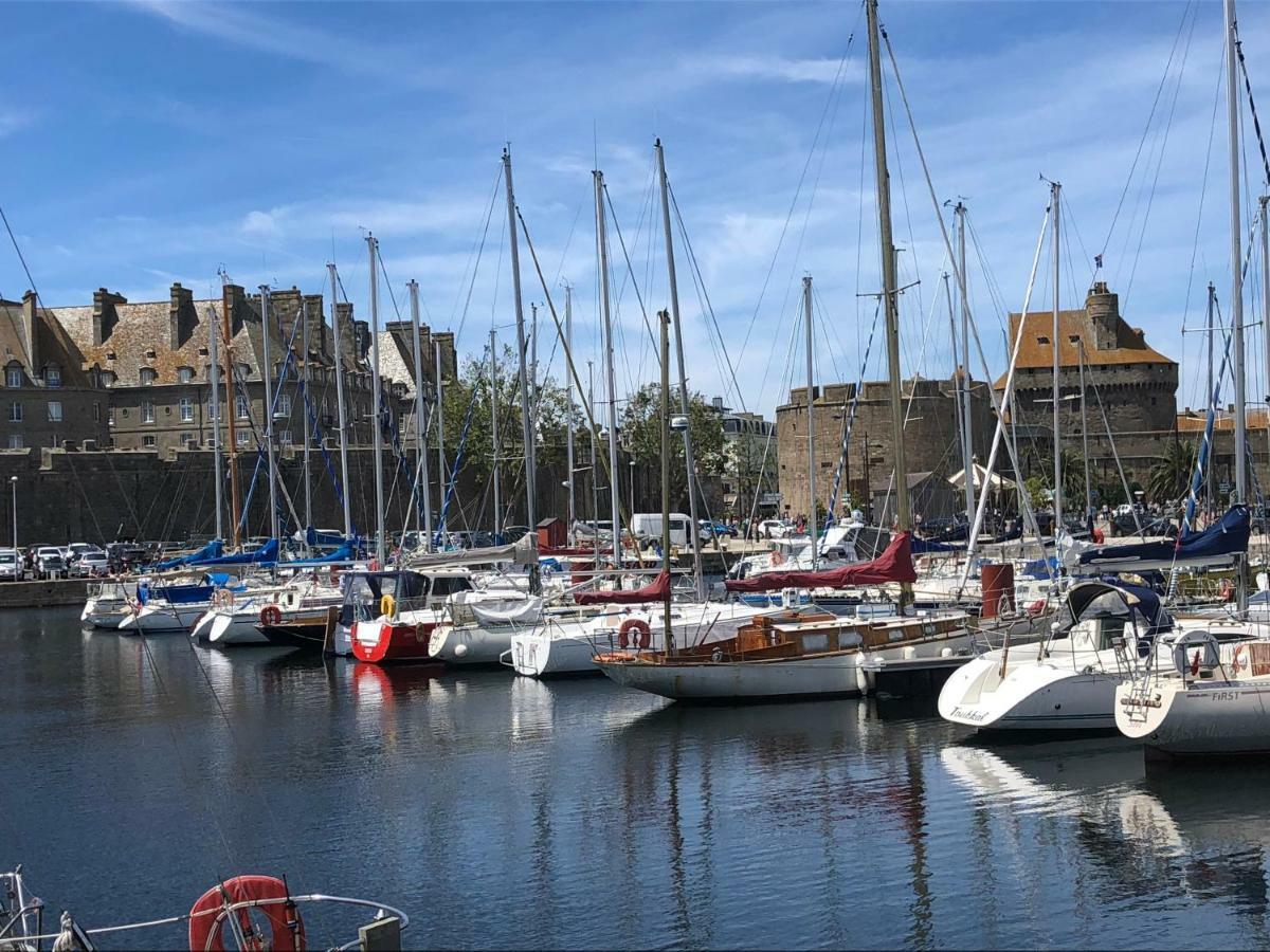 Emeraude, Pleine Vue De Saint-Malo